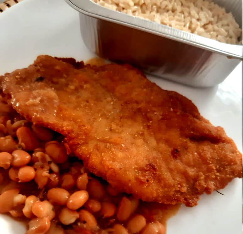 A Milanesa de Frango feijão e arroz branco